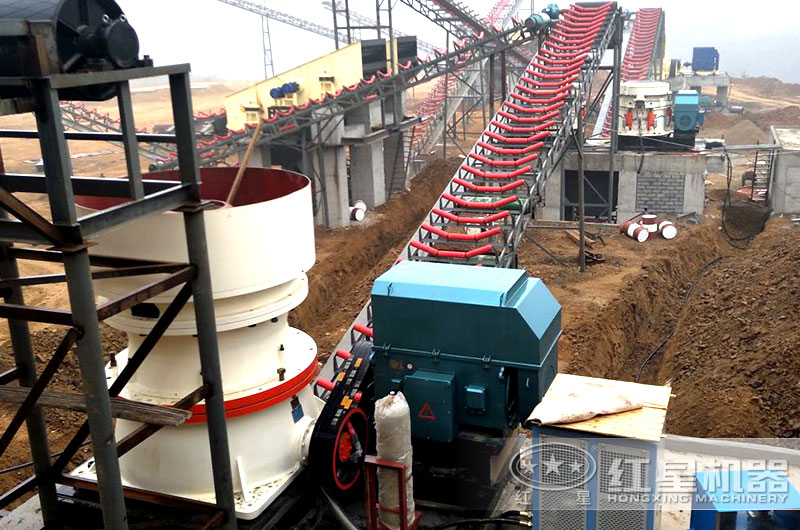 時產(chǎn)800噸的河卵石破碎現(xiàn)場 時產(chǎn)800噸的河卵石破碎現(xiàn)場