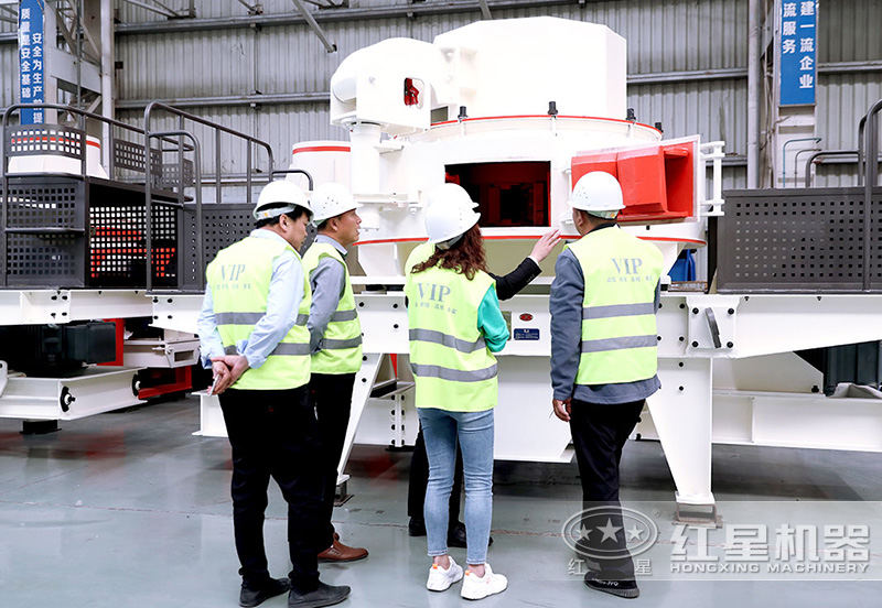 客戶來車間參觀，專業(yè)經(jīng)理接待講解