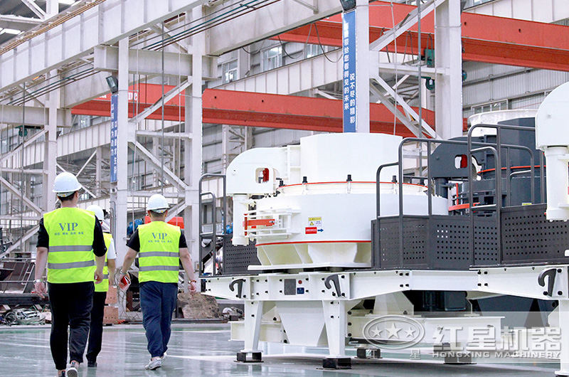 客戶下單之前來廠參觀，工程師全程陪伴講解