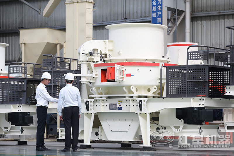 客戶在玄武巖制砂機(jī)車間參觀，經(jīng)理一對一指導(dǎo)講解