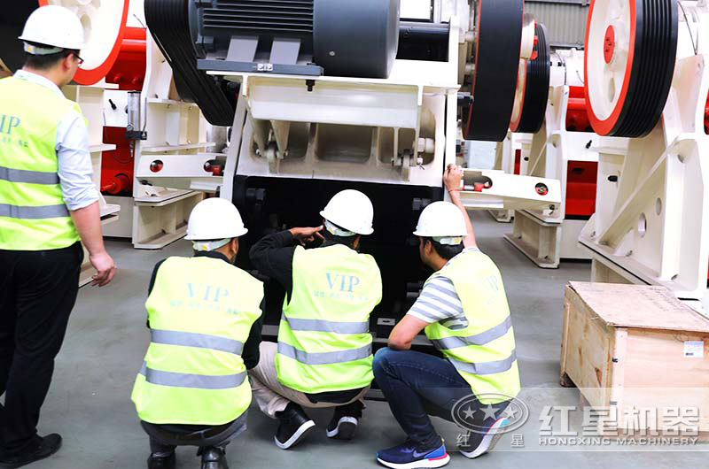 客戶在破碎機車間參觀 客戶在破碎機車間參觀