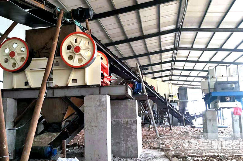 湖南客戶石料制砂現(xiàn)場 湖南客戶石料制砂現(xiàn)場:小型鄂破(兩臺)+制砂機(jī)