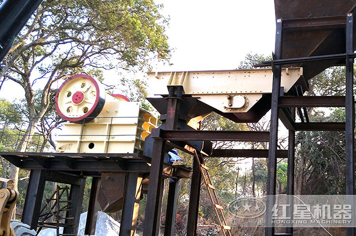 石灰破碎機作業(yè)現(xiàn)場 石灰破碎機作業(yè)現(xiàn)場