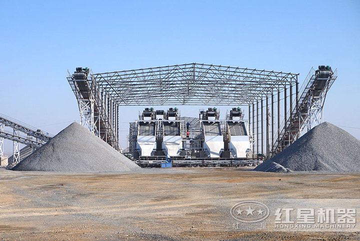 振動篩處理砂石現(xiàn)場 振動篩處理砂石現(xiàn)場