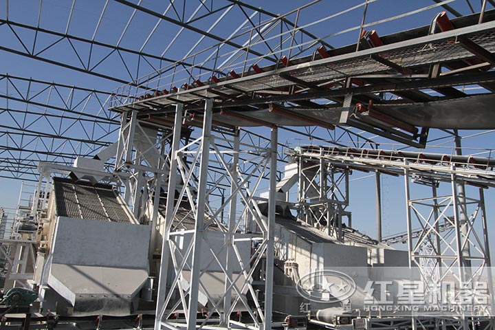 大型振動(dòng)篩作業(yè)現(xiàn)場(chǎng) 大型振動(dòng)篩作業(yè)現(xiàn)場(chǎng)