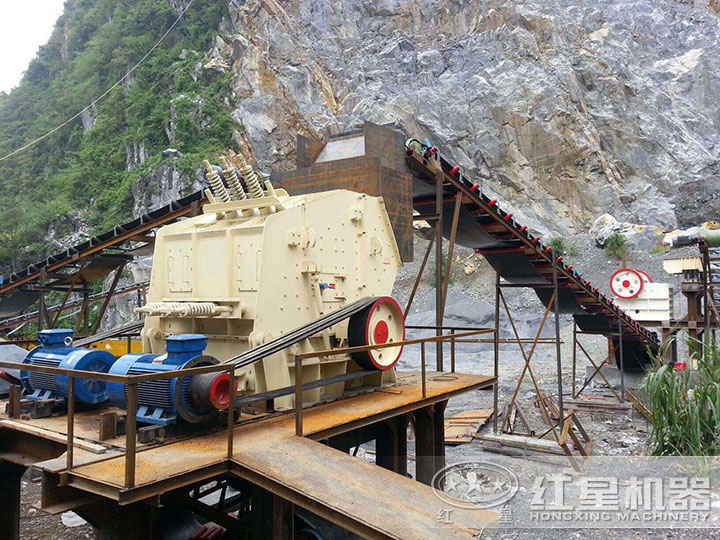 反擊式破碎機作業(yè)現(xiàn)場 反擊式破碎機作業(yè)現(xiàn)場