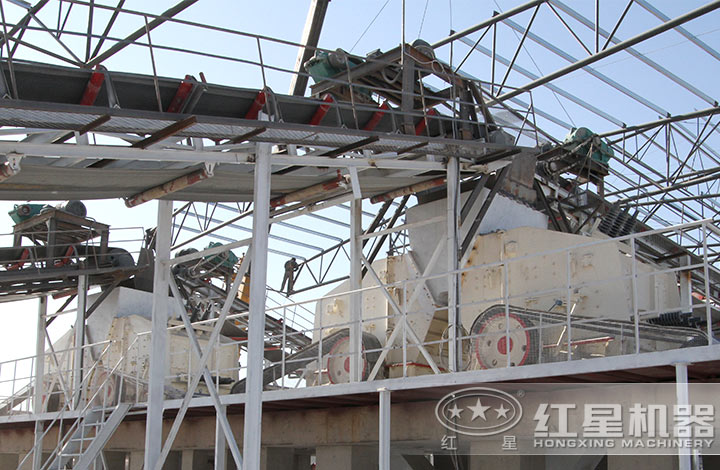 大型反擊式破碎機現(xiàn)場 大型反擊式破碎機現(xiàn)場