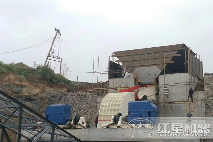 錘式破碎機(jī)安裝現(xiàn)場 錘式破碎機(jī)安裝現(xiàn)場