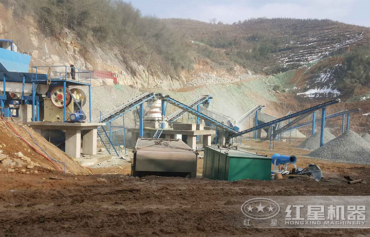 顎式破碎機(jī)生產(chǎn)現(xiàn)場(chǎng) 顎式破碎機(jī)生產(chǎn)現(xiàn)場(chǎng)