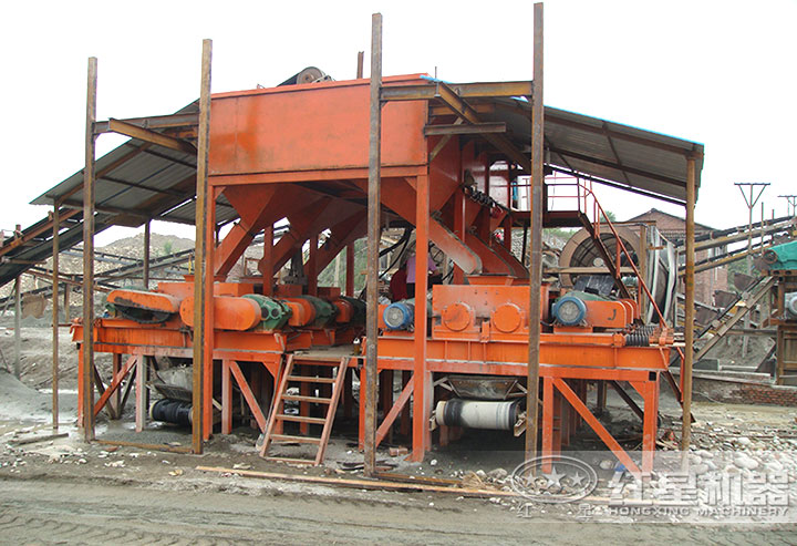 對輥破碎機(jī)現(xiàn)場 對輥破碎機(jī)現(xiàn)場