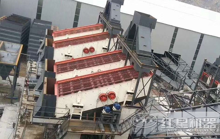 振動(dòng)篩作業(yè)現(xiàn)場(chǎng) 振動(dòng)篩作業(yè)現(xiàn)場(chǎng)