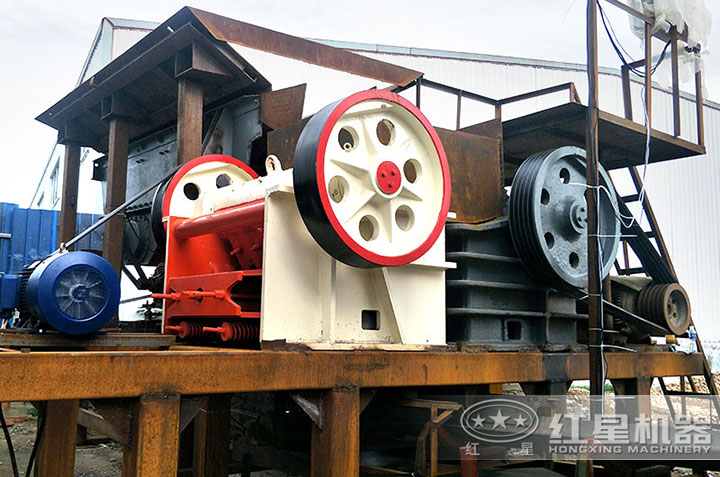 顎式破碎機(jī)作業(yè)現(xiàn)場(chǎng) 顎式破碎機(jī)作業(yè)現(xiàn)場(chǎng)