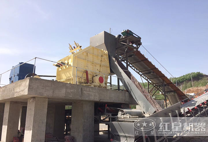 反擊式破碎作業(yè)現(xiàn)場(chǎng) 反擊式破碎作業(yè)現(xiàn)場(chǎng)