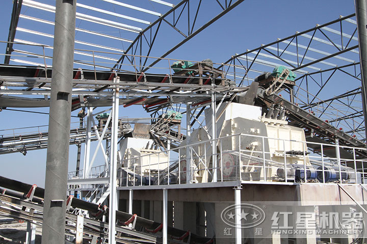 大型反擊式破碎機(jī)現(xiàn)場(chǎng) 大型反擊式破碎機(jī)現(xiàn)場(chǎng)