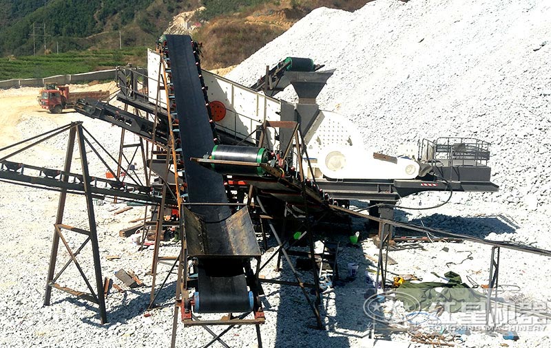 移動(dòng)式石頭破碎機(jī)現(xiàn)場(chǎng)圖 移動(dòng)式石頭破碎機(jī)現(xiàn)場(chǎng)圖