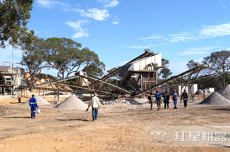 大型石頭制沙現(xiàn)場 大型石頭制沙現(xiàn)場