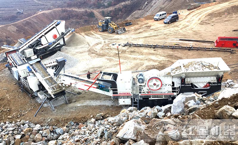 三臺聯機作業(yè)的流動破碎生產線 三臺聯機作業(yè)的流動破碎生產線