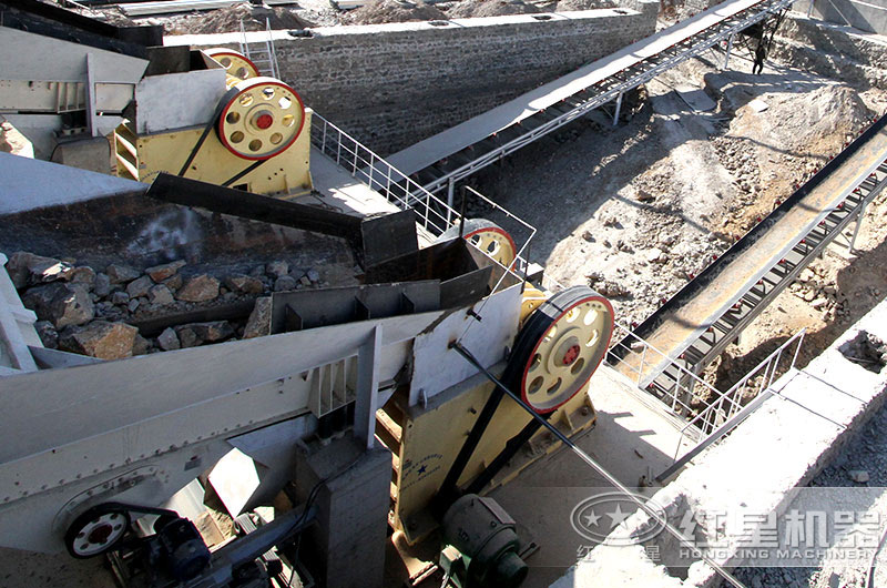顎式破碎機作業(yè)現(xiàn)場 顎式破碎機作業(yè)現(xiàn)場