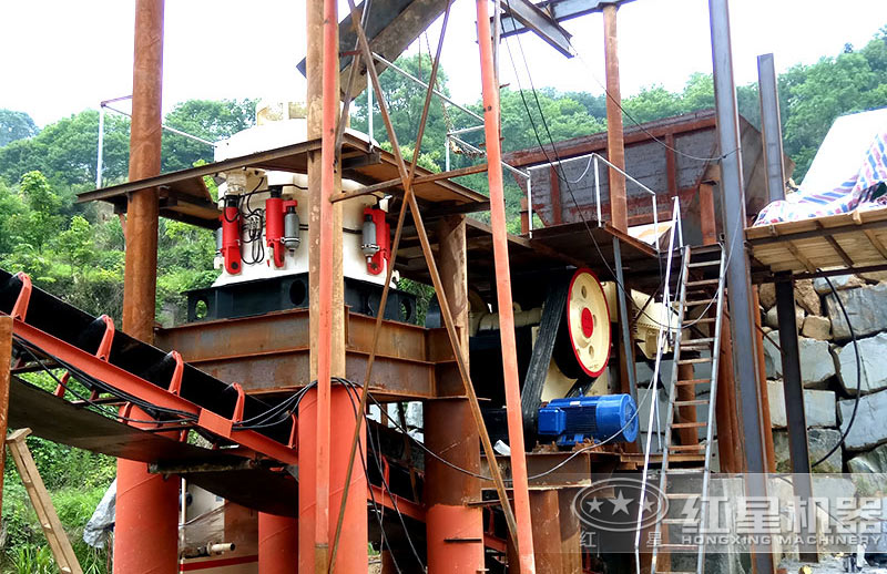 圓錐破碎機(jī)作業(yè)現(xiàn)場(chǎng) 圓錐破碎機(jī)作業(yè)現(xiàn)場(chǎng)