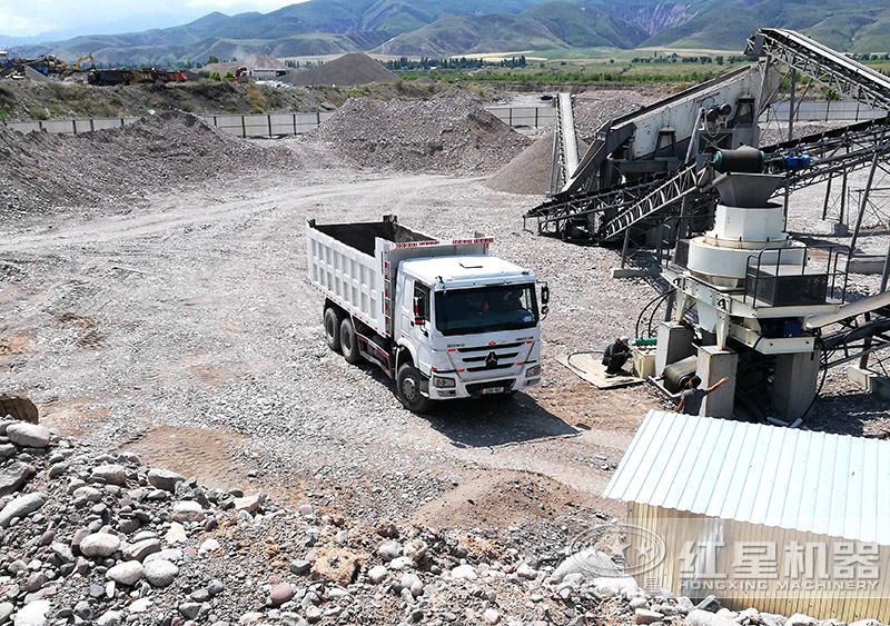 鵝卵石制砂現(xiàn)場 鵝卵石制砂現(xiàn)場