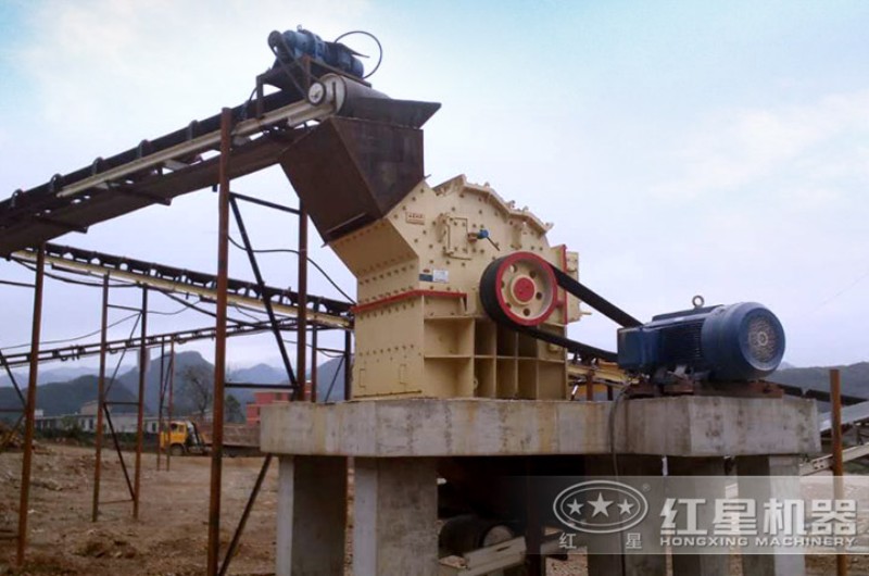 細(xì)碎機(jī)現(xiàn)場(chǎng)作業(yè)圖 細(xì)碎機(jī)現(xiàn)場(chǎng)作業(yè)圖