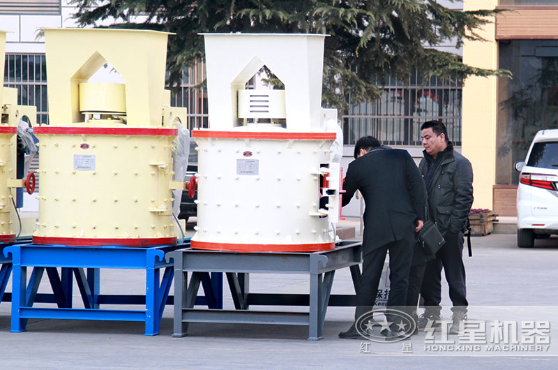 客戶到廠考察紅星立軸破碎機 客戶到廠考察紅星立軸破碎機