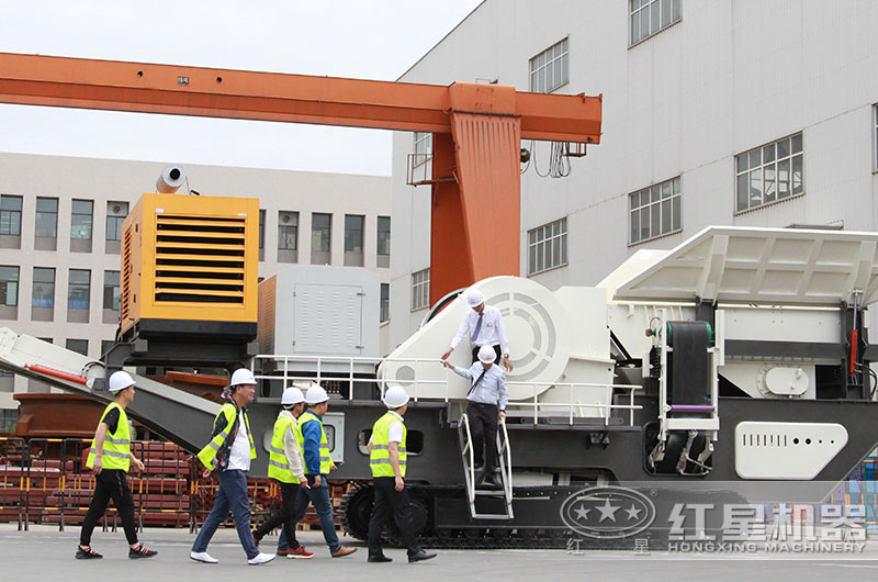 客戶來(lái)廠參觀考察流動(dòng)式碎石機(jī) 客戶來(lái)廠參觀考察流動(dòng)式碎石機(jī)