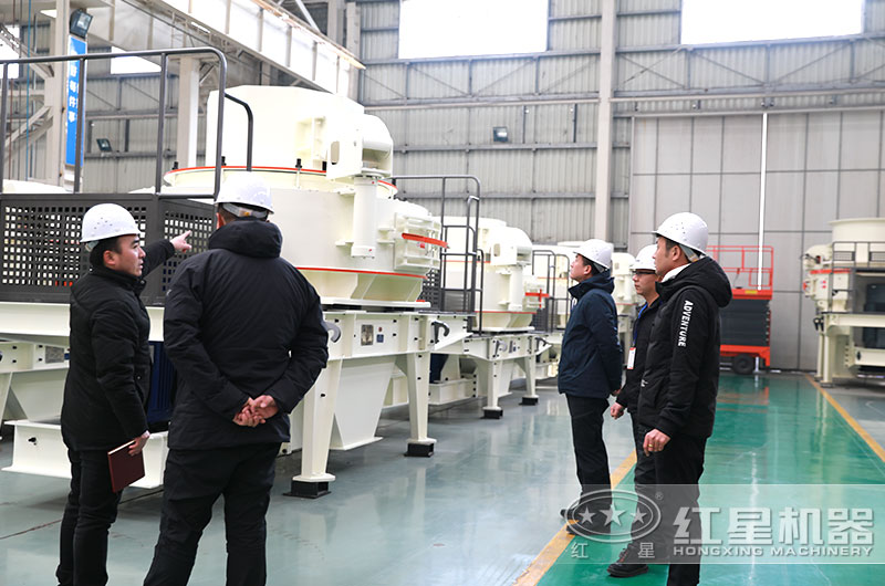 客戶到廠區(qū)參觀考察制砂機(jī) 客戶到廠區(qū)參觀考察制砂機(jī)