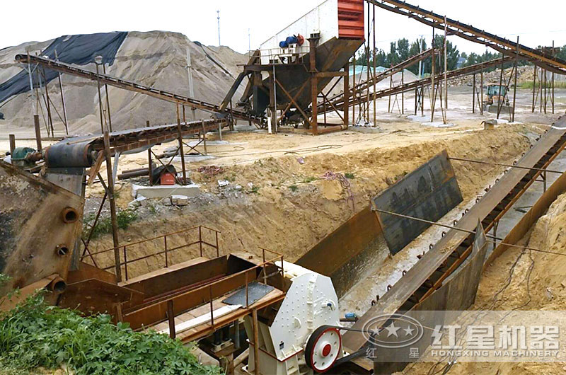 重錘式破碎機(jī)作業(yè)現(xiàn)場 重錘式破碎機(jī)作業(yè)現(xiàn)場