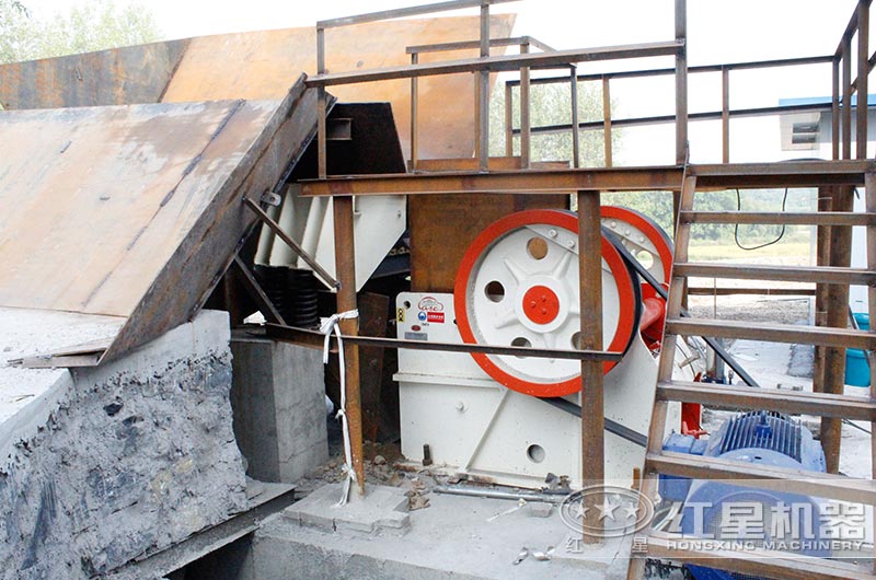 小型顎式破碎機作業(yè) 小型顎式破碎機作業(yè)