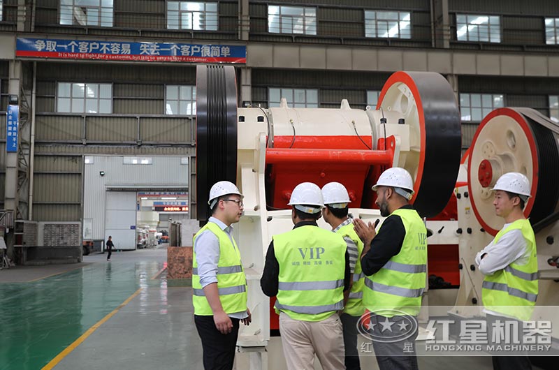 客戶來廠參觀顎式破碎機 客戶來廠參觀顎式破碎機