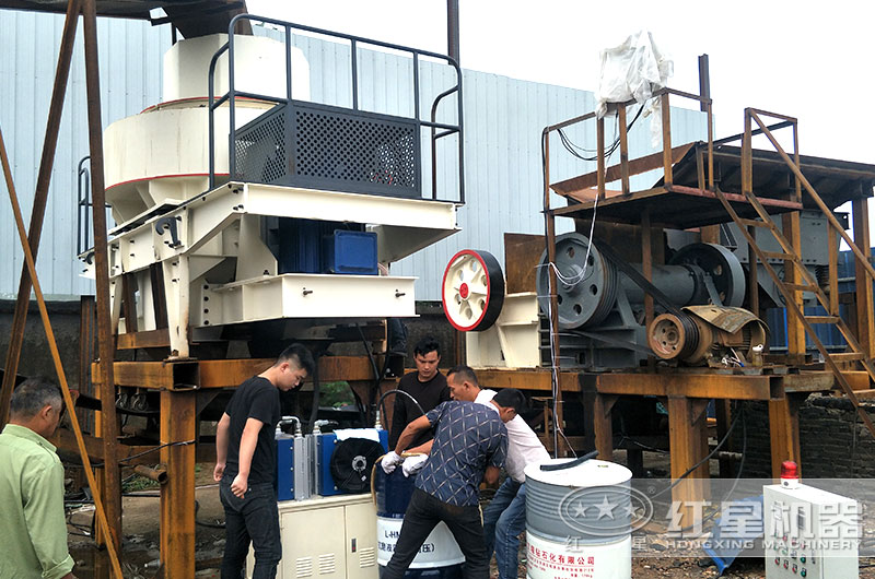 紅星幫助客戶搭建作業(yè)場(chǎng)地 紅星幫助客戶搭建作業(yè)場(chǎng)地