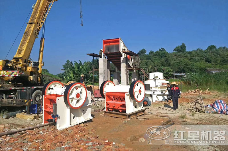 小型石子磨砂機安裝現(xiàn)場 小型石子磨砂機安裝現(xiàn)場