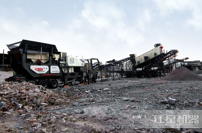 輪胎式移動(dòng)破碎站作業(yè)現(xiàn)場(chǎng) 輪胎式移動(dòng)破碎站作業(yè)現(xiàn)場(chǎng)