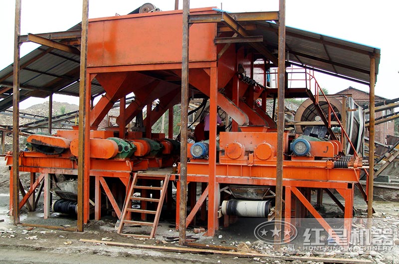 對(duì)輥制砂機(jī)作業(yè)現(xiàn)場(chǎng)圖 對(duì)輥制砂機(jī)作業(yè)現(xiàn)場(chǎng)圖