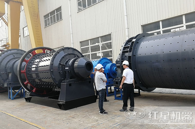 用戶來廠參觀球磨機(jī) 用戶來廠參觀球磨機(jī)