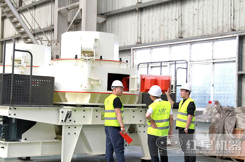 客戶來場(chǎng)參觀立軸式破碎機(jī) 客戶來場(chǎng)參觀立軸式破碎機(jī)