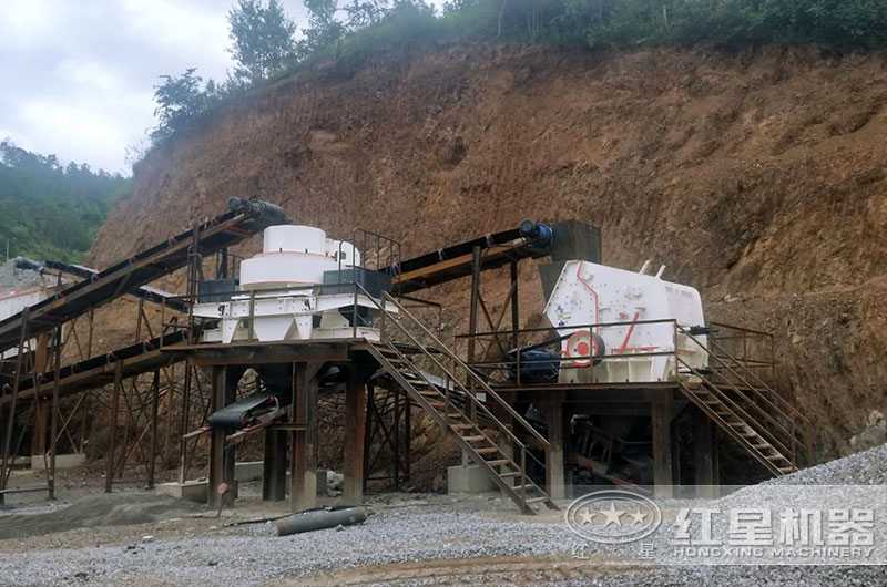 反擊式破碎機(jī)作業(yè)現(xiàn)場(chǎng) 反擊式破碎機(jī)作業(yè)現(xiàn)場(chǎng)