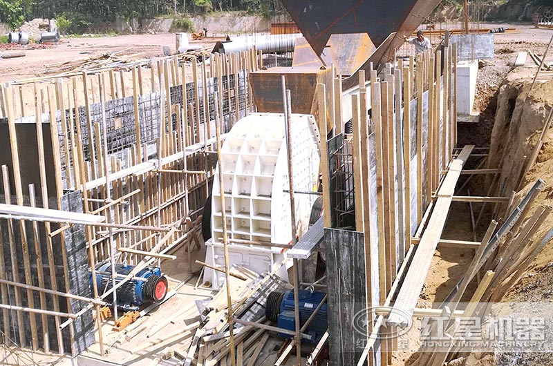 重錘式破碎機安裝現(xiàn)場 重錘式破碎機安裝現(xiàn)場