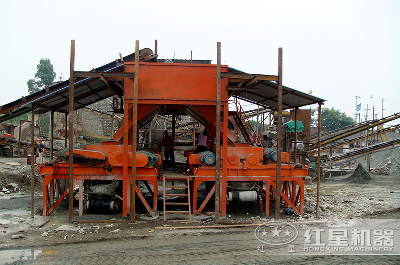 齒輥式原煤破碎機(jī)作業(yè)現(xiàn)場(chǎng) 齒輥式原煤破碎機(jī)作業(yè)現(xiàn)場(chǎng)