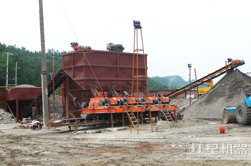 對輥制砂機制砂現(xiàn)場 對輥制砂機制砂現(xiàn)場