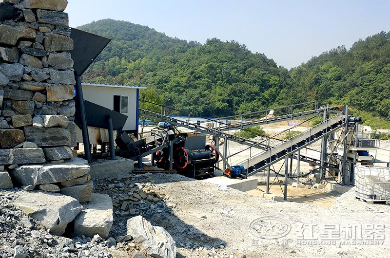 顎式細破碎機破碎現(xiàn)場，搭配制砂機使用