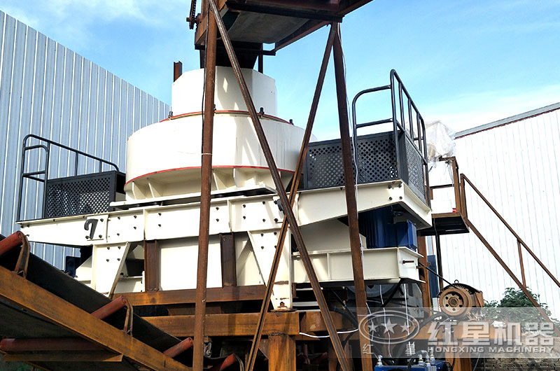 沖擊式破碎機現(xiàn)場 沖擊式破碎機現(xiàn)場