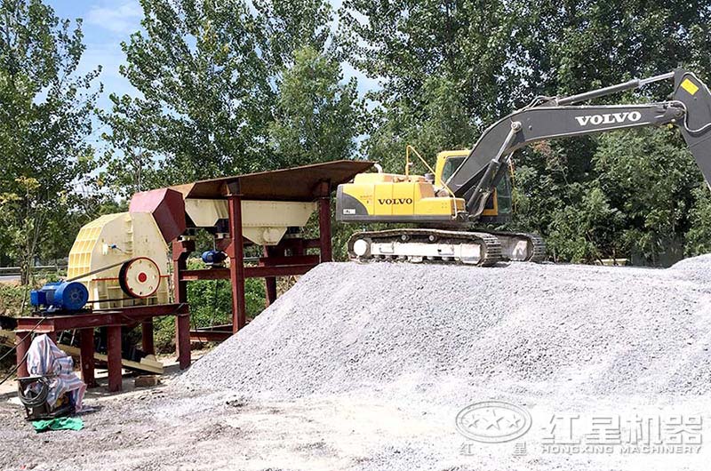 1615重錘式破碎機(jī)現(xiàn)場(chǎng) 1615重錘式破碎機(jī)現(xiàn)場(chǎng)