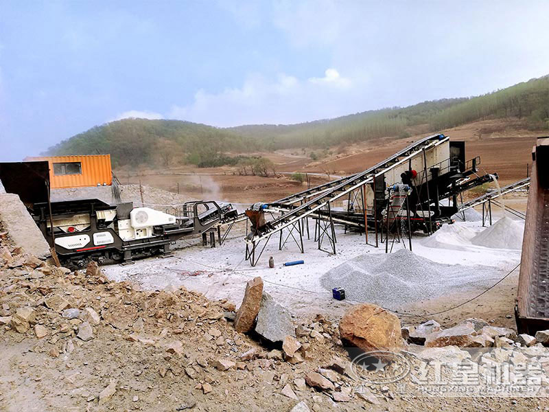 兩臺(tái)小型輪胎破碎設(shè)備現(xiàn)場(chǎng) 兩臺(tái)小型輪胎破碎設(shè)備現(xiàn)場(chǎng)