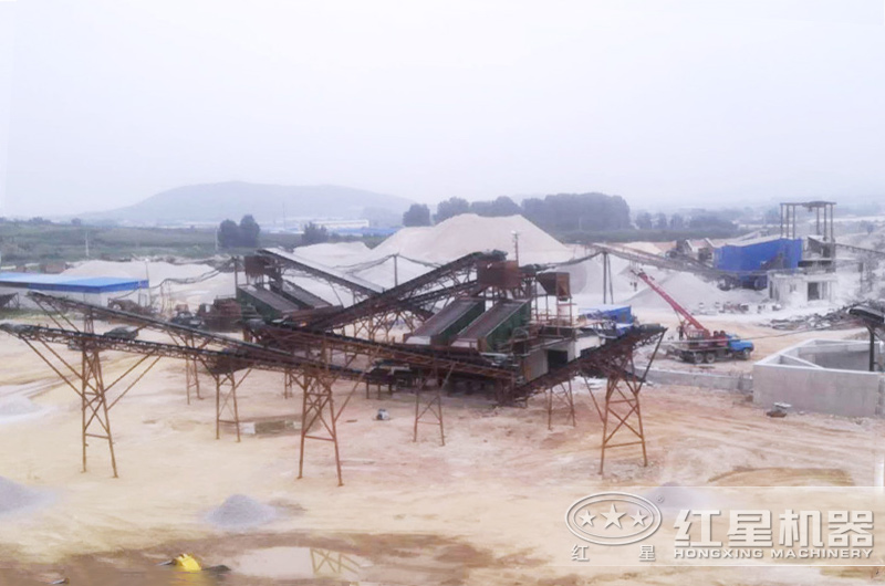 洞渣加工碎石現(xiàn)場(chǎng) 洞渣加工碎石現(xiàn)場(chǎng)