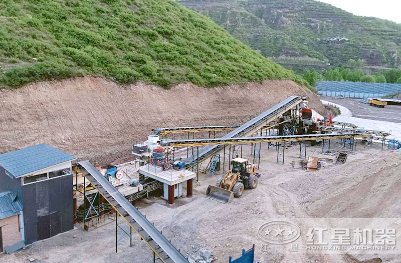 河卵石加工石子和沙的生產(chǎn)線(xiàn)現(xiàn)場(chǎng) 河卵石加工石子和沙的生產(chǎn)線(xiàn)現(xiàn)場(chǎng)