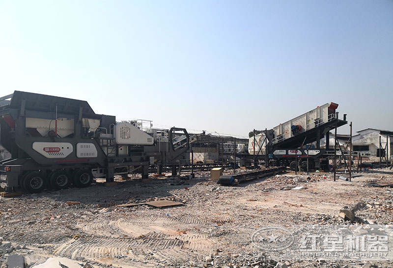 大型移動(dòng)制沙設(shè)備兩臺(tái)聯(lián)機(jī)作業(yè)現(xiàn)場(chǎng) 大型移動(dòng)制沙設(shè)備兩臺(tái)聯(lián)機(jī)作業(yè)現(xiàn)場(chǎng)