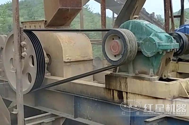 處理河卵石小產(chǎn)量用對輥破碎機 處理河卵石小產(chǎn)量用對輥破碎機