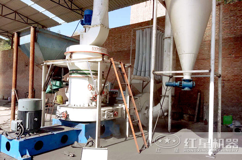 專業(yè)的雷蒙磨粉機(jī)現(xiàn)場 專業(yè)的雷蒙磨粉機(jī)現(xiàn)場